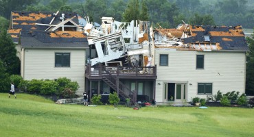 Čak 20 tornada poharalo Kanzas: Vjetar čupao stabla, lomio dalekovode, rušio kuće... 