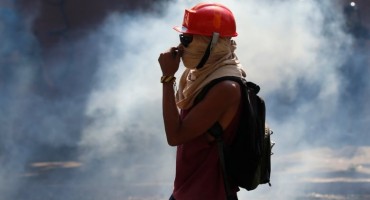 Nemiri u Venezueli ne prestaju: Poginule četiri osobe, ozlijeđeno više od 230 ljudi, Maduro se obratio naciji