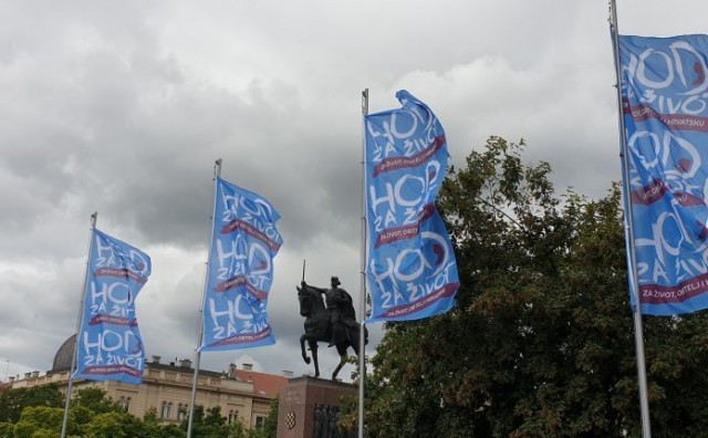 Prvi put izvješene zastave Hoda za život u Zagrebu