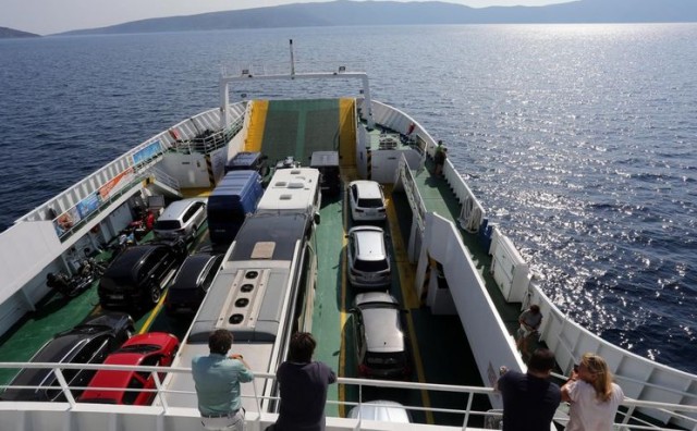 Drama kod Kornata: Trajektu s 342 ljudi otkazao motor, brod pluta na 10 milja od otoka.