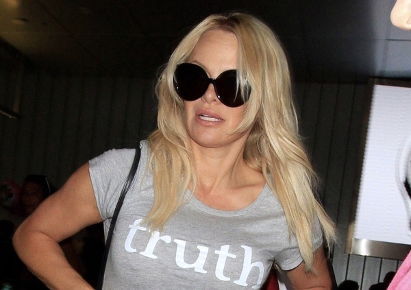 Pamela Anderson natpisom na majici poslala poruku bivšem dečku kojeg je optužila za preljub lipanj 28, 2019 Mostar Dnevni List