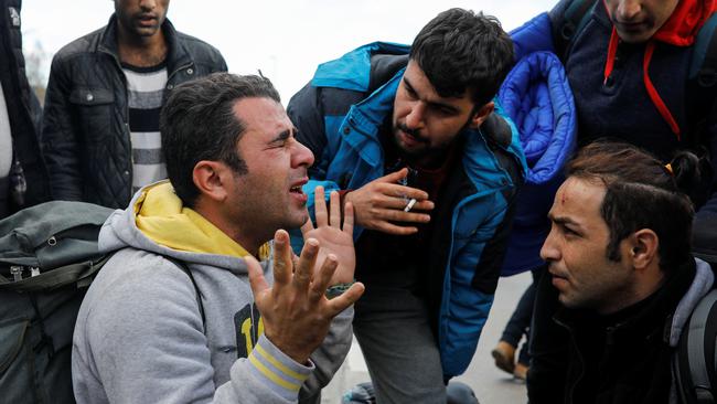 Veliki sukob migranata: Potuklo se stotinjak migranata, napali i policiju