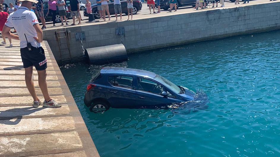 Auto u Splitu završio u moru, ljudi na vrijeme izašli iz njega