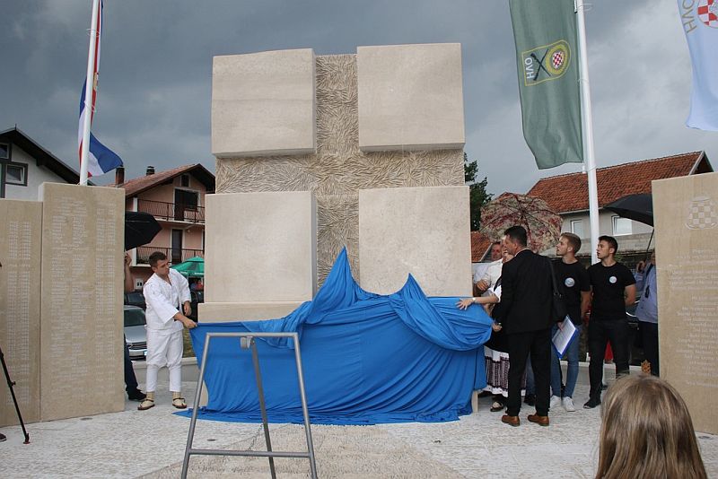 U Uzdolu otkriven spomenik poginulim braniteljima
