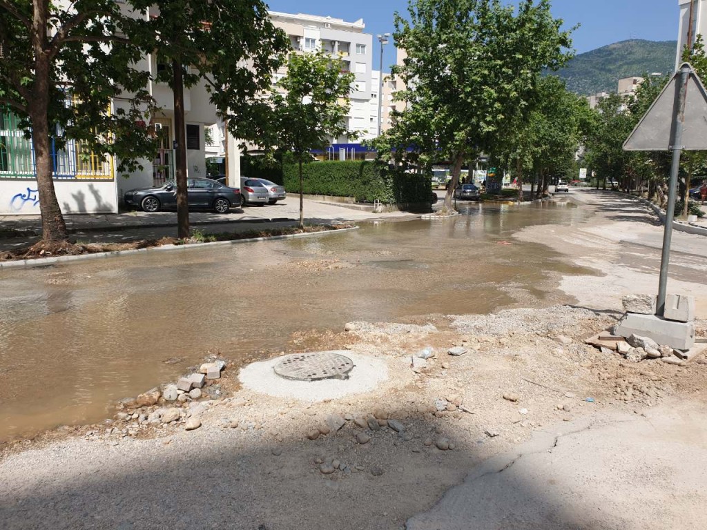 Idemo tugo niz rijeku dole: Mostar pliva i guši se u smeću