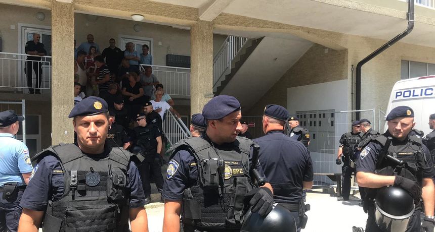 Policija privodi građane koji su blokirali zgradu u koju Bandić želi useliti romske obitelji