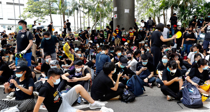 Ponovno okupirane zgrade vlade u Hong Kongu: Ovaj put prosvjeduju i srednjoškolci