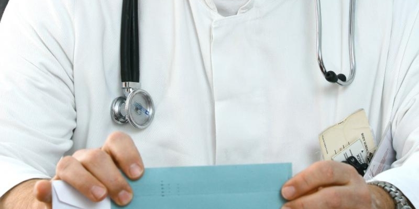 BIJELA VRPCA Liječnik na posao došao s trakom oko ruke na kojoj piše "necijepljen"