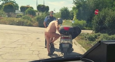 Zaustavili golog muškarca na mopedu: Morao sam se rashladiti 