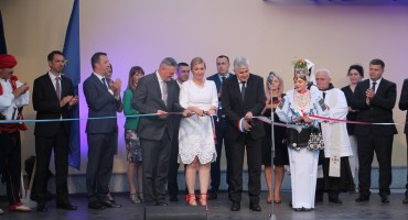 Održana 6. revija tradicijske odjeće i izbor najljepše Hrvatice u narodnoj nošnji izvan Republike Hrvatske 