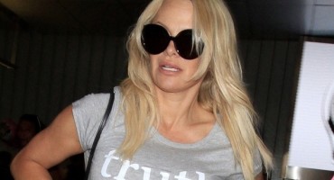  Pamela Anderson natpisom na majici poslala poruku bivšem dečku kojeg je optužila za preljub lipanj 28, 2019 Mostar Dnevni List 