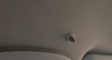 Metak u svatovskoj pucnjavi oštetio osobni automobil