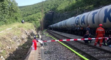 Drama u slovenskom dijelu Istre: Vlak iskočio iz tračnica, iscurilo 10.000 litara kerozina