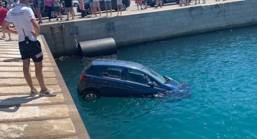 Auto u Splitu završio u moru, ljudi na vrijeme izašli iz njega 