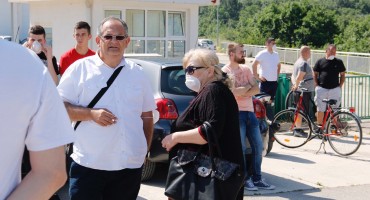 Mostar: Građanski prosvjed ispred deponije Uborak 