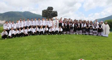 Rama: 55 mladih u narodnim nošnjama primilo sakrament Svete potvrde na Šćitu