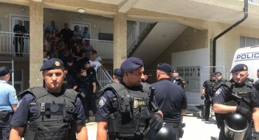  Policija privodi građane koji su blokirali zgradu u koju Bandić želi useliti romske obitelji 
