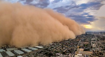 Dronom snimio kolosalnu pješčanu oluju kako polako guta cijeli grad