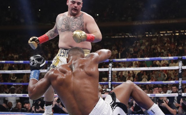  Tko je 'bucko' koji je srušio Joshuine snove? Prijatelji su mu zbog boksa umirali, a njega je spasio 