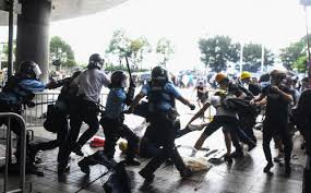 Hong Kong dan nakon velikog prosvjeda: Ozlijeđeno 79 ljudi, zatvoreni parlament, trgovine i banke