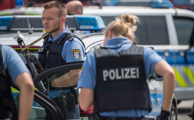 IZAZVAO TEŽU PROMETNU NESREĆU Mladić iz BiH 'napušen' u Austriji pokosio prometne znakove na ulazu u tunel