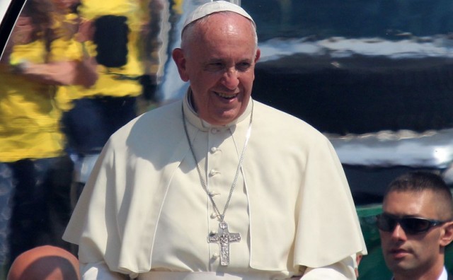 Papa Franjo optužuje kritičare da mu zabijaju nož u leđa
