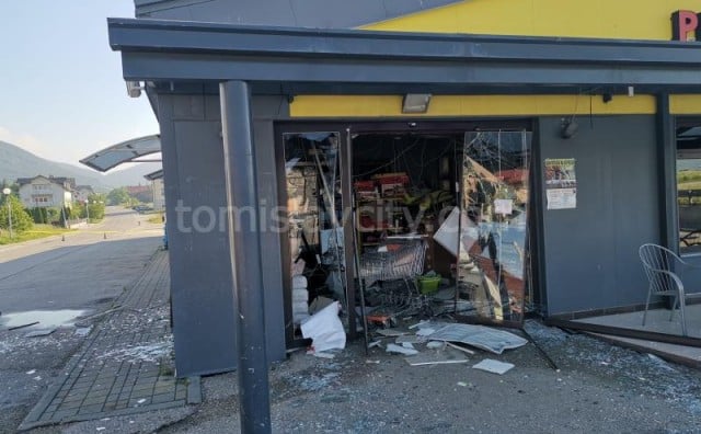 Kupres: Eksplozivom raznijeli bankomat i uništili prednji dio prodajnog centra