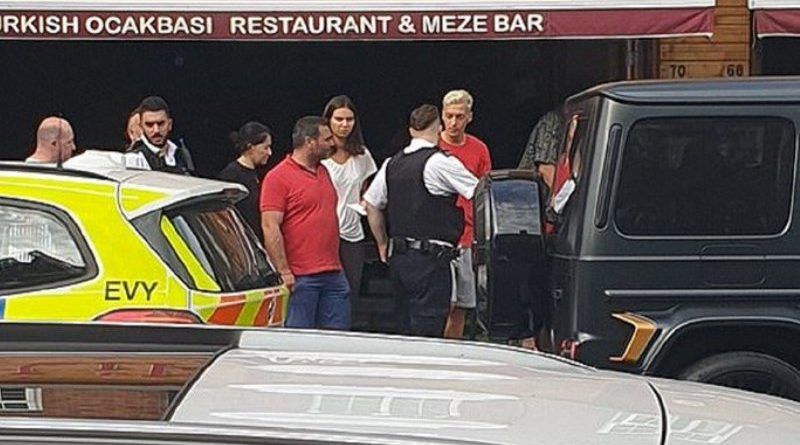Dva manijaka noževima napala Mesuta Özila u Londonu, Kolašinac ih otjerao