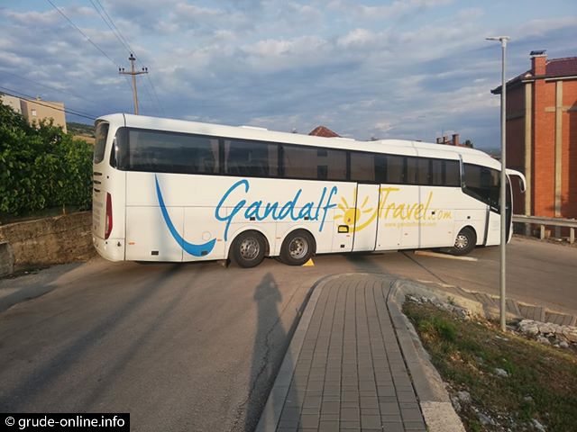 Autobus iz Poljske “zaglavio” u Grudama, izvlačio ga traktor