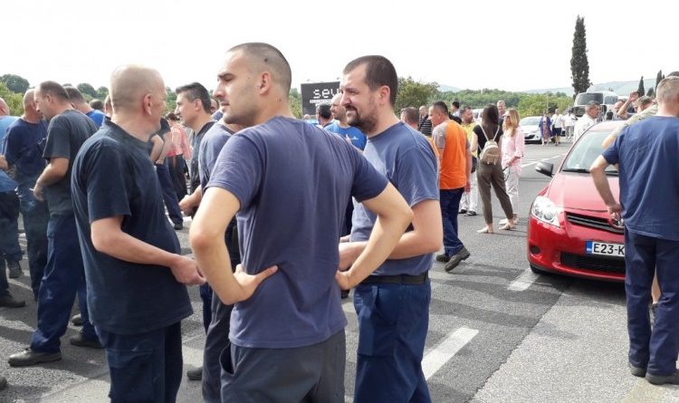 Radnici Aluminija ne odustaju od blokade, puštaju samo vozila s djecom i bolesnima