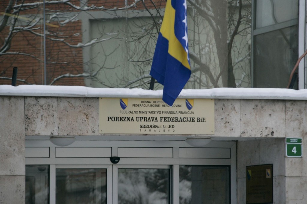 Porezni obveznici do srpnja ove godine uplatili 3.049.846.477 KM direktnih doprinosa, taksi i naknada