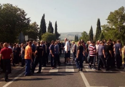Radnici Aluminija blokirali put M-17