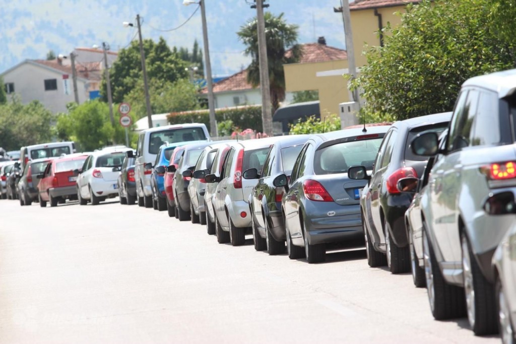 Pojačan je izlaz osobnih vozila na graničnim prijelazima Izačić i Doljani