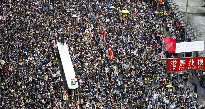 Policija u Hong Kongu ponovno ispalila suzavac u sukobu s tisućama prosvjednika