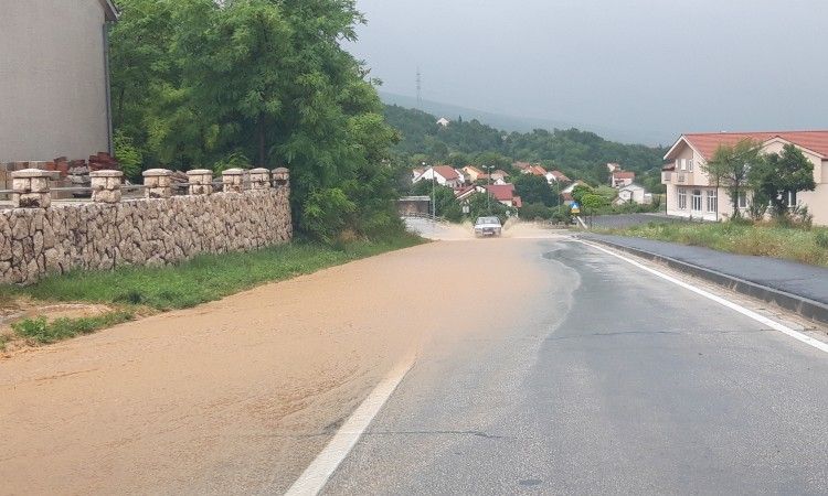 Kiša i olujno nevrijeme izazvali poteškoće u prometu u Posušju