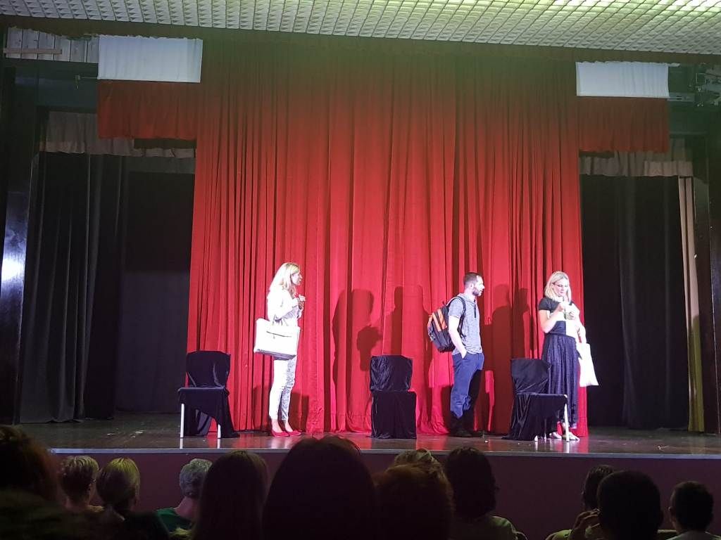 FOTO: HIT TEATAR Zagreb kazališnim performansom nasmijao livanjsku publiku do suza