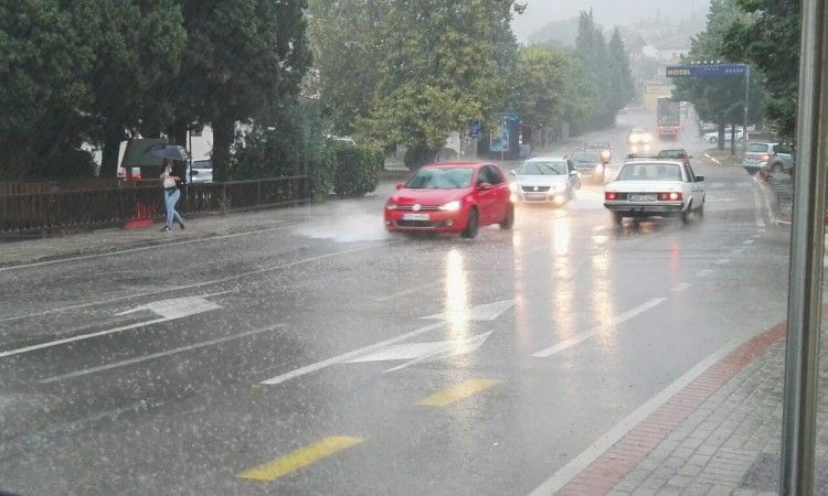 U nedjelju u BiH kiša, pljuskovi i grmljavina