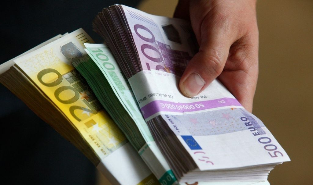 Poštenje iznad svega: Gost hotela u Kalesiji pronašao 75 000 eura i vratio ih vlasniku