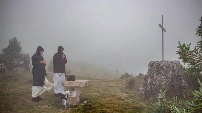 Fotografija godine: Nesalomljivi fratri u oluji!