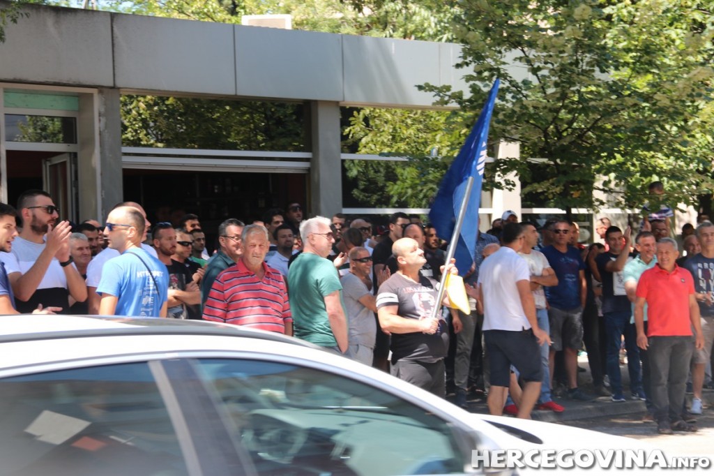 Pogledajte fotografije sa današnjeg prosvjeda radnika Aluminija u Mostaru
