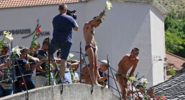 Skokom bez aplauza Mostar odao počast žrtvama Srebrenice