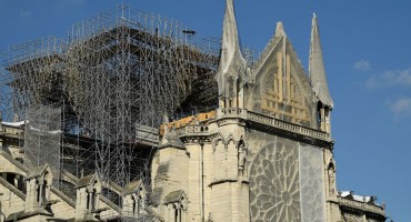 Obnova katedrale Notre Dame: Neugodan miris se još uvijek osjeti u zraku, a rizik od urušavanja je velik
