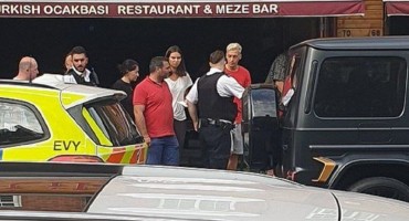 Dva manijaka noževima napala Mesuta Özila u Londonu, Kolašinac ih otjerao