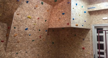 Gimnazija Mostar dobila umjetnu stijenu za sportsko penjanje