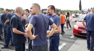 Radnici Aluminija ne odustaju od blokade, puštaju samo vozila s djecom i bolesnima