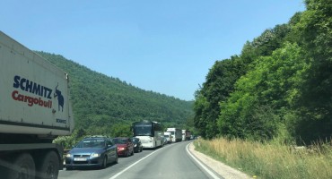  Kolone na M-17, kaos na obilaznici, probijeni rokovi, automobili u defektu... 