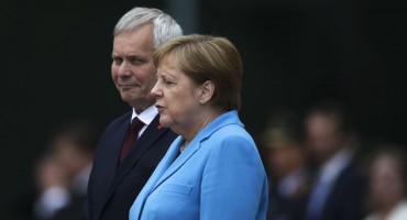  Što se događa s kancelarkom? U tri tjedna tri puta: Angela Merkel opet se tresla, i to dugo 