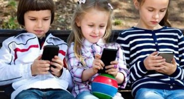 Roditelji unajmljuju savjetnike koji ih uče odgoju djece bez mobitela i ekrana