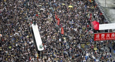  Policija u Hong Kongu ponovno ispalila suzavac u sukobu s tisućama prosvjednika 