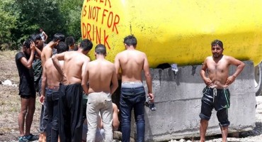 Iscrpljeni migranti u BiH jedva se nose s vrućinama, nemaju se gdje sakriti